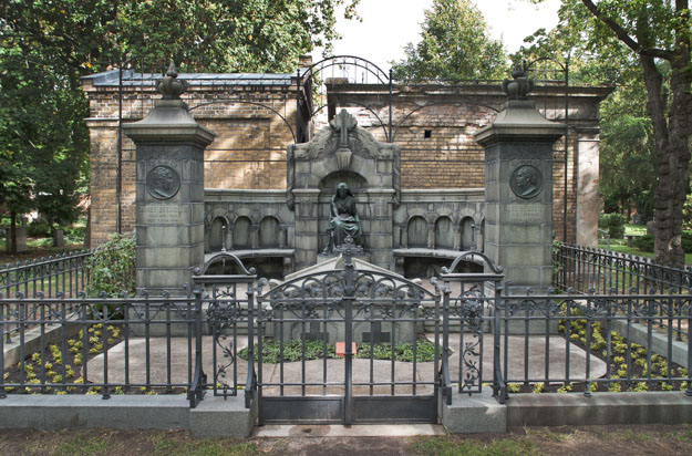 Friedhof II der Sophien-Gemeinde, Grabmal Bechstein