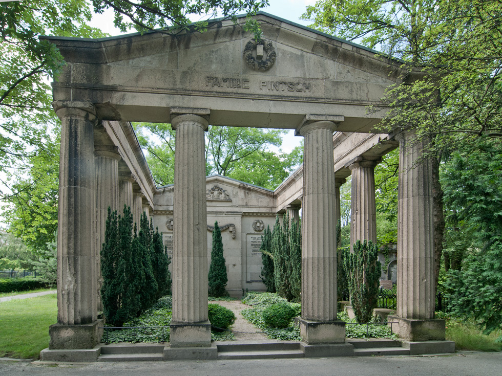 Friedhof I der Ev. Georgen-Parochialgemeinde, Grabmal der Familie Pinsch