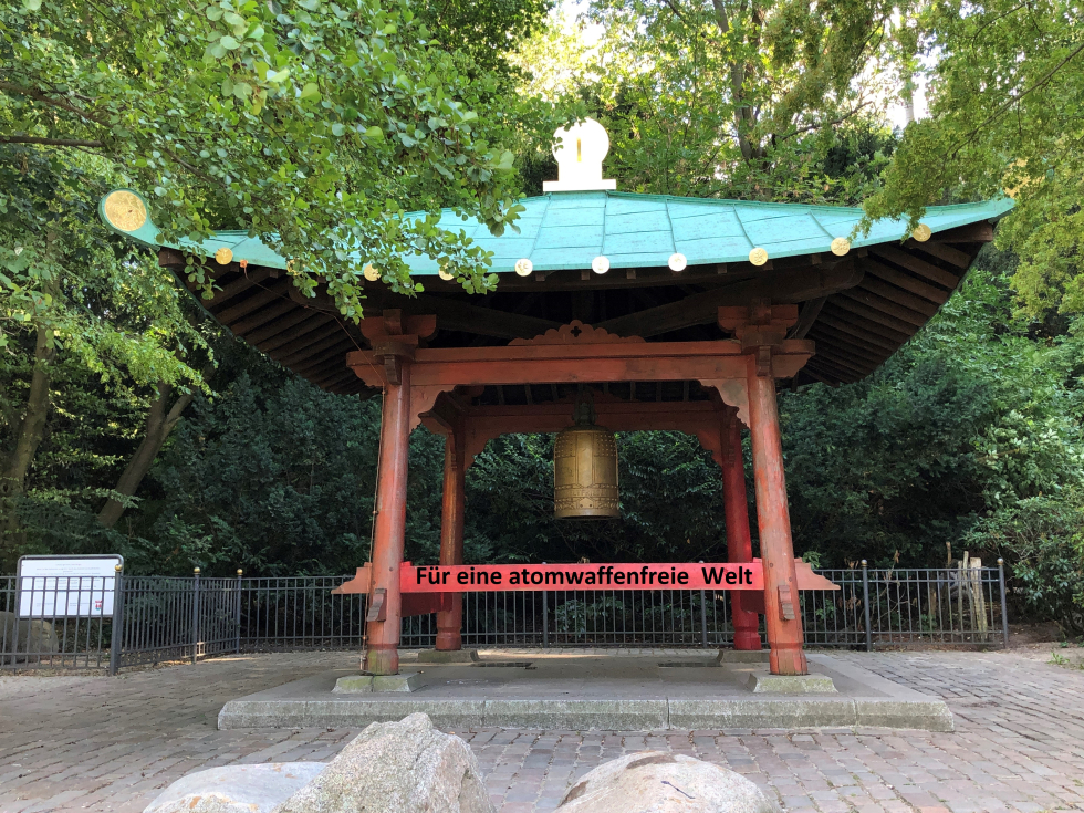 Hiroshima-Nagasaki-Mahnmal / Weltfriedensglocke im Japanischen Pavillon