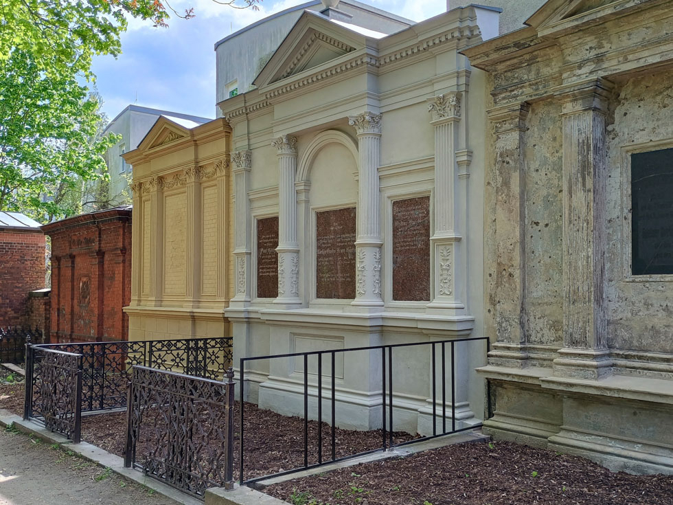 Ev. Friedhof Georgen-Parochial II, Grabmal Goetze