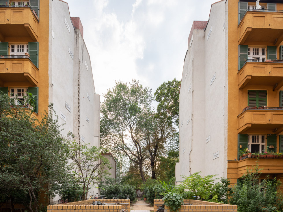 Mietshausanlage mit Kunstwerk 