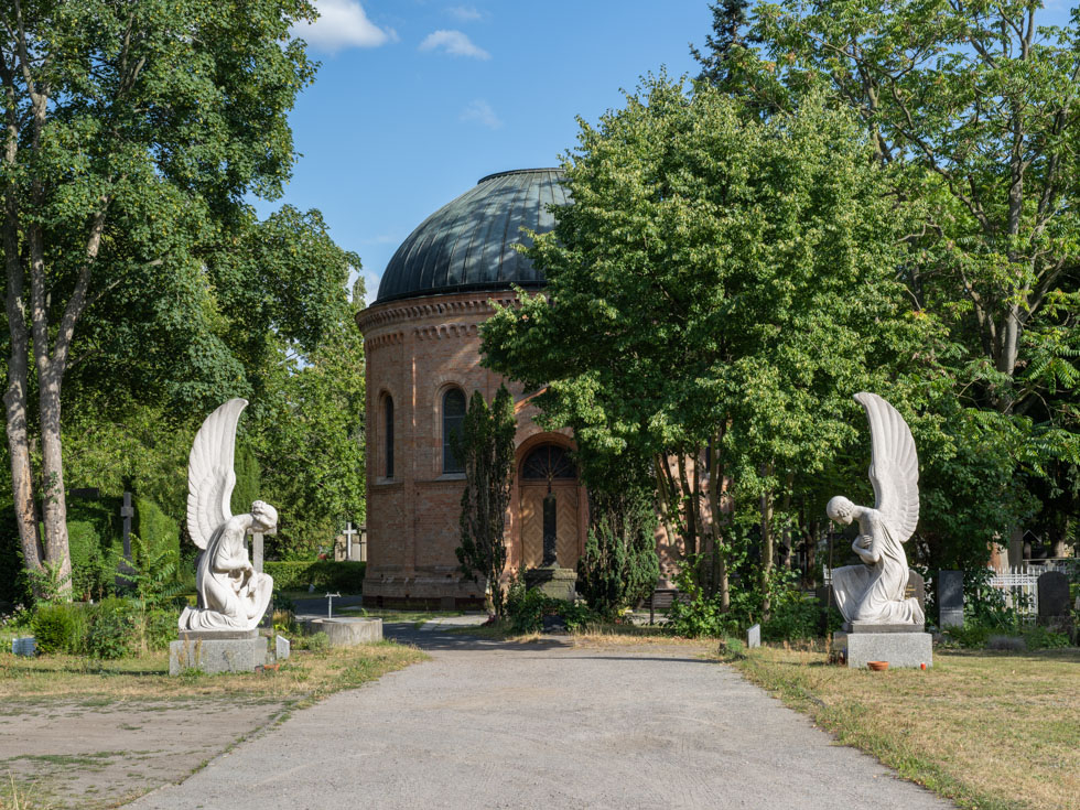 Friedhof der St. Hedwigs-Gemeinde mit Grabstätten und Friedhofskapelle